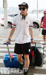 组图：《无挑》应援团赴巴西 机场时尚大比拼