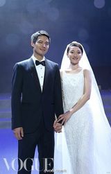 组图:周迅动真格宣布结婚 试穿绝美婚纱做新娘