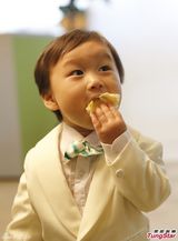 组图：陈豪代言玩亲子秀 与小演员欢乐玩闹