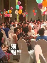 组图：孙俪邓超为女儿办百日宴 四口温馨合影