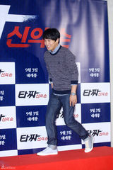 独家：崔丹尼尔宣传新片戴眼镜似哈利波特