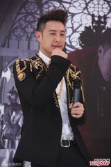 组图：潘玮柏《小丑》自创MV挑战不同类型角色