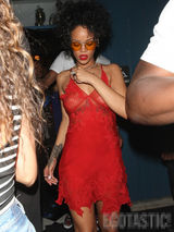 组图：蕾哈娜艳红薄纱蔽体春色遮不住