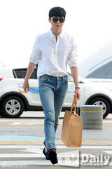 组图：韩星朴瑞俊穿白衬衣牛仔裤变森男