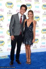 组图：青少年选择奖卡戴珊姐妹争艳 赛琳娜性感