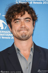 组图：《肮脏生活》伊沙贝拉拥抱里卡尔多