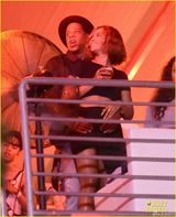 组图：碧昂丝与老公酒后兴致高 贴面搂腰似热恋