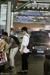 组图：井柏然现身机场帅气有型引粉丝围观