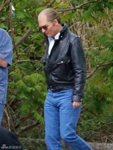 组图：德普新片变秃老头 与未婚妻片场缠绵湿吻