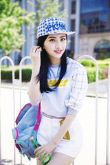 组图：景甜棒球衫秀美腿 本色出镜青春爆棚