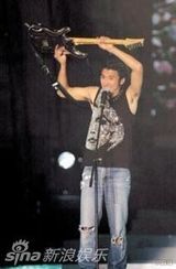 组图：《歌狂》小沈阳摔吉他 尚雯婕返场助阵