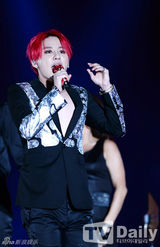 组图：JYJ热力开唱 金在中秀胸肌纹身隐现(朴有天/金俊秀)