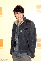 Angelababy称黄晓明为家人 妩媚合影何润东(图)