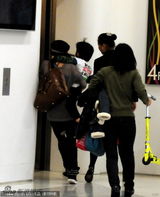 组图：张柏芝携儿子吃自助餐 Lucas自己动手烤肉