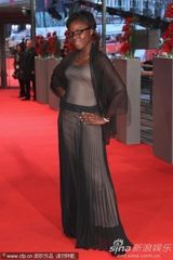 组图：《雷贝尔》首映 女主角肤色与裙子融为一体