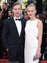 组图：大卫-克劳斯和女嘉宾黑白配亮相