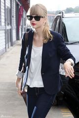 组图：泰勒悉尼电台宣传 小西装显帅气干练