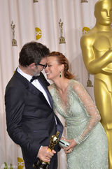 高清组图：奥斯卡后台获奖众星举金人光彩照人