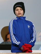 高清组图：贝克汉姆赢球脱上衣秀身材 儿子观战