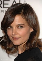 高清组图：“阿汤嫂”霍尔姆斯薄纱黑裙