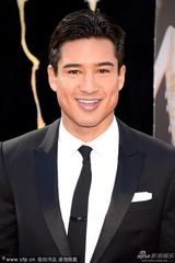 组图：85届奥斯卡红毯-主播马里奥笑容俊朗