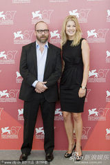 《巴尼的人生》记者会  女演员罗莎蒙德和男星谈笑