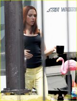 组图：斯嘉丽红发干练现身《美国队长2》片场