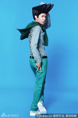 组图：余文乐薛凯琪真人版cosplay《多啦A梦》