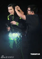 组图：萧敬腾唱《black or white》 向杰克逊致敬