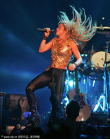 组图：夏奇拉露脐装小秀蛮腰 舞绸弄扇爱中国风