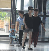 组图：孙俪穿热裤携子现身 小萌娃自推婴儿车