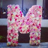 组图：麦莉-塞勒斯21岁生日 台上放荡台下疯狂