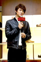 组图：刘嘉玲受品牌高层宠爱 郭品超造型时尚帅气