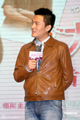 幻灯图集：小宋佳秀香肩 牵手于小伟演绎办公室恋情