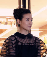 组图：董洁黑丝连衣裙亮相 时尚森女显优雅内质