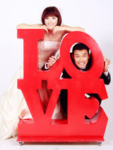 组图：《首付》张铎黄小蕾浪漫婚照诠释励志爱情