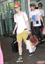 组图：韩国男团B.A.P.访港 粉丝接机送礼物