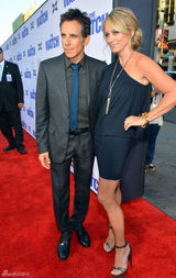 组图：本-斯蒂勒新片首映深情注视女伴
