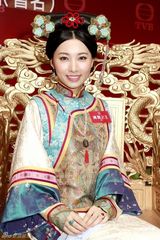 幻灯图：《万凰之王》主演试装 胡杏儿宣萱争宠