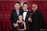 组图：奖项得主后台亮相 张家辉亲吻奖杯