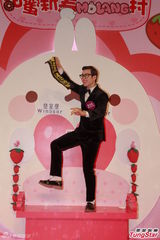 组图：韩团Block B亲民袭港 成员朴经疯狂送抱