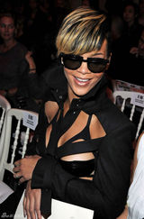 幻灯图集：蕾哈娜现身巴黎秀场 不忘招手秀亲切