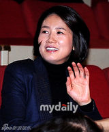 组图：韩星沈银河隐退10年终亮相 助阵丈夫新书发布