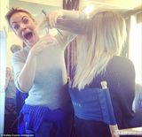 组图：《生活大爆炸》Penny晒短发 卖萌搞怪