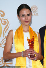 组图：导演吉尔莫秀奖杯 哈莉贝瑞获全球偶像奖