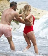 组图：隆胸女比基尼湿身海战猛男 男方水中全裸