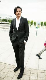 组图：陈坤亮相巴黎时装周 入乡随俗发型浪漫