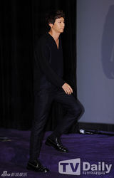 组图：韩片《群盗》试映 河正宇等出席