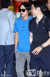 组图：CNBLUE赴京开唱 机场获壮汉开道