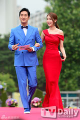 组图：星星继承者聚首 刘仁娜纤腰金宇彬长腿